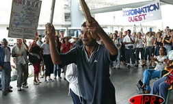 Le personnel de la chambre de commerce et d'industrie de La Réunion (CCIR) a bouclé ce mardi 6 mai 2003 son 14ème jour de grève. Aucune réunion de concertation n'est prévue avec la direction