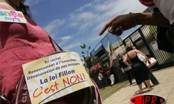 Jeudi 24 novembre 2005 -

À l'appel de la FSU, une centaine de grévistes se sont réunis devant le rectorat pour dénoncer la politique du gouvernement en matière d'éducation
