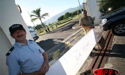 Lundi 29 mai 2006 -

Les surveillants de la prison du Port ne veulent pas d'un allongement de elur temps de service
