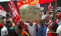 Jeudi 1er avril 2004 - 
Les agents de la SIDR ont manifesté devant le conseil général