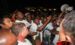 Mercredi 18 avril 2007 - Devant le tribunal de Saint-Pierre
Cyrille Hamilcaro, le maire UDF de Saint-Louis, a été mis en examen pour recel d'escroquerie