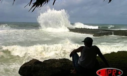 Saint-Benoît  - samedi 6 mars 2004
Dans le sillage du cyclone intense Gafilo, une forte houle déferle sur les côtes de La Réunion