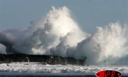 Lundi 14 mai 2007 -

De grosses vagues s'abattent sur le littoral de Saint-Leu