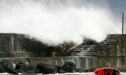 Dimanche 13 décembre 2005

Forte houle à Roches Noires (Saint-Gilles) pour le plus grand plaisir des surfeurs