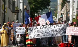Mercredi 18 avril 2007 -

Manifestation de Mahorais demandant le renouvellement de leurs papiers d'identité à La Réunion