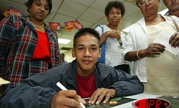 Mardi 2 septembre 2003 -
Séance d'autographes pour le jeune jockey réunionnais