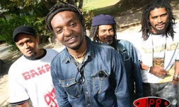 Jeudi 3 août 2006-

Kom Zot se produira au Sakifo musik festival à Saint-Leu