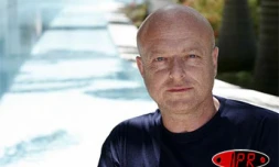 Vendredi 2 décembre 2005 

Le réalisateur Gérard Krawczyk assiste au premier festival du film de La Réunion
