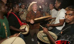 Danyèl Waro figure parmi la dizaine d'artistes réunionnais répertoriés dans sur le site www.languesdefranceenchansons.com