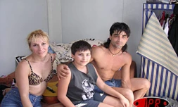 Floerin, Adriana et Alexandre, la famille de trapézistes du cirque Lanzac

Photo : Stéphanie Hoareau