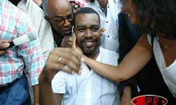 Lundi 19 janvier 2004 -

Maître Saïd Larifou de retour à La Réunion après plusieurs semaines de détention aux Comores pour &quot;atteinte à la sûreté de l'État&quot;