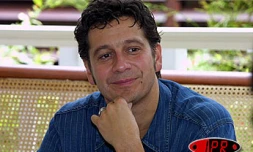 L'humoriste Laurent Gerra se produira les 24 et 25 octobre 2003 à Champ Fleuri (Saint-Denis) et le 28 au théâtre de Saint-Gilles