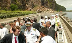 Samedi 25 mars 2006 -
François Baroin, ministre de l'Outremer, a estimé qu'il &quot;réfléchir très vite
à des dispositifs adaptés pour sécuriser la route&quot;