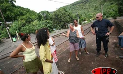 Mardi 18 avril 2006
Les habitants de la Grande Chaloupe ont obtenu la mise en place d'une navette entre leur village et Saint-Denis