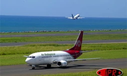 Mercredi 24 mars 2004 - 
Ce Boeing 337 -300 affiche les nouvelles couleurs d'Air Madagascar