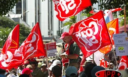 Environ 15 000 personnes ont manifesté à Saint-Denis à l'occasion de la fête du 1er mai 2003. C'est la première fois que la célébration d'un 1er mai rassemble autant de monde à La Réunion