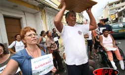 Devant la prison, en signe de solidarité avec Laurence Gisquet, plusieurs membres de l'association Papa momon léla