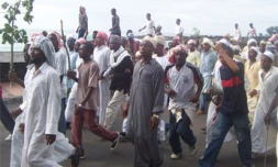 Dimanche 5 février 2006 -
400 personnes ont manifesté à Moroni (Comores) contre la publication en Europe de caricatures représentant le prophète Mohammad (Photo HZK-Presse)