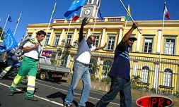 Lundi 7 juin 2004 - 

Les grévistes de Nicollin - Réunion ont manifesté dans les rues de Saint-Denis