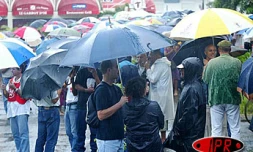 Dimanche 25 mai 2003 -
Queqlues centianes de personnes se sont rassemblées devant la préfecture à Saint-Denis pour protester contre la politique gouvernementale