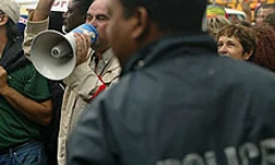 15 000 personnes selon les syndicats (4 000 selon la police) ont manifesté dans les rues de Saint-André (Est) ce mardi 6 mai 2003 pour protester contre &quot;les projet du gouvernement de démantèlement du service public d'Éducation en particulier et du service