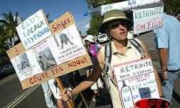 À l'appel des syndicats du privé et du public, environ 12 000 personnes ont manifesté à Saint-Pault le 13 mai 2003 contre la politique du gouvernement de Jean-Pierre Raffarin