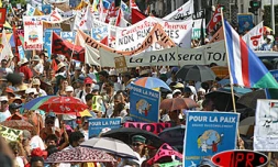 15 000 personnes ont participé dimanche matin 7 octobre 2001 à une marche pour la paix àSaint-Denis. L'action était organisée en réaction à la situation de crise engendrée par les attentats meurtriers du 11 septembre 2001 aux Etats-Unis