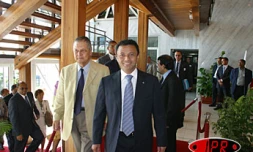 Vendredi 25 juillet 2003 - Marc Ravalomanana, président de la République de Madagascar et Paul Vergès, président du conseil régional