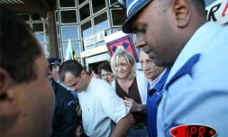 Vendredi 7 juillet 2006 - 

Accueil musclé  à l'aéroport Roland Garros pour Marine le Pen, vice-présidente du Front national