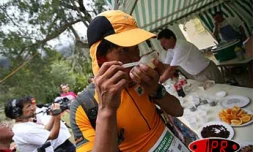 Vendredi 20 octobre 2006 -

Grand raid 2006 - Le Suisse Dachhirir Dawa Sherpa au ravitaillement