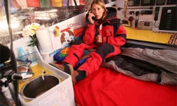 Lundi 17 octobre 2006 -

Première nuit difficile pour Maud Fontenoy &quot;j'ai fait face à une mer forte&quot; dite-elle dans sa liaison radio