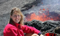 Mercredi 11 Octobre 2006 

Avant son tour du monde à la voile en solitaire et à contre-courants Maud de Fontenoy a assisté au spectacle du mariage du feu et de la neige