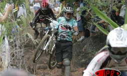 Dimanche 20 novembre 2005 -

Julien Absalon, champion olympique en titre, a été le grand perdant de la 11ème édition de la Mégavalanche. Une chute lui a fait perdre de précieuses secondes