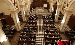 Samedi 2 avril 2005 -

300 personnes ont assisté à la messe pour Jean-Paul II à la cathédrale de Saint-Denis