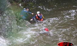 Mardi 7 mars 2006 -

Les gendarmes ont effectué des recherches dans les eaux de la ravine Saint-Gilles pour retrouver Yolande Hibon