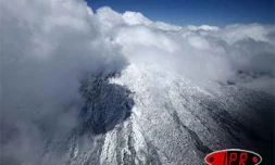 Mardi 10 octobre 2006 -

Phénomène exceptionnel, il a neigé sur la région du volcan - Photo Sky/Imaz Press Réunion