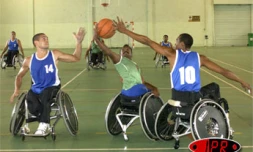 Dimanche 20 mars 2005 -
Lors de la rencontre de basket en fauteuil opposant Saint-Pierre au Port (Photo Noël Thomas)