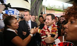 Jeudi 15 février 2007 -

Bain de foule pour Nicolas Sarkozy à son arrivée à La Réunion