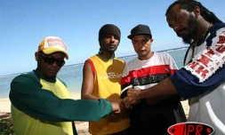 Jeudi 3 août 2006 -

OSB Crew à La Réunion pour le Sakifo musik festival à Saint-Leu
