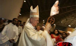 Jeudi 7 avril 2005 - Plusieurs milliers de personnes ont assisté en l'église du Chaudron à la messe en mémoire de Jean-Paul II