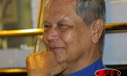 Mardi 26 mai 2003 -
Paul Vergès, président fondateur du parti communiste réunionnais, a annoncé qu'il se mettait en &quot;congé de parti&quot; afin d'être plus &quot;disponible pour l''élaboration en concertation d'une plateforme de développement  pour La Réunion&quot;