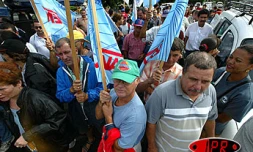Une bonne partie des collèges et des lycées de La Réunion a été paralysée ce mardi 8 avril 2003 par un mouvement de grève. Les grévistes protestent contre les projets du gouvernement sur la réforme de la décentralisation et sur les régimes de retraites