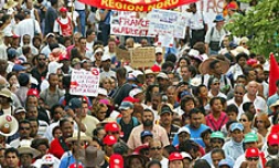 Lundi 10 juin 2003
Plusieurs milliers de personnes ont défilé une nouvelle fois dans les rues de Saint-Denis contre les projets de décentralisation et de réforme des retraites