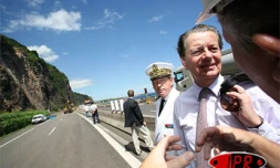 Mardi 11 avril 2006 -

Dominique Perben, ministre des Transports, de l'Équipement, du Tourisme et de la Mer, s'est rendu sur la route du littoral