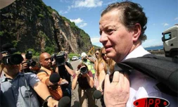 Mardi 11 avril 2006 -

Dominique Perben, ministre des Transports, de l'Équipement, du Tourisme et de la Mer, en visite à La Réunion