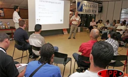 Mardi 04 octobre 2005 -
Une rencontre-débat à l'intention des jeunes sur la sécurité routière s'est déroulée à l'ADPE durant le salon auto-moto