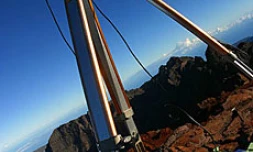 Opération de mesure du Piton des Neiges le mercredi 14 mai 2003 -
Station GPS différentiel au sommet du Piton des Neiges (Photo Nicolas Villeneuve)