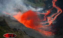Le magnifique spectacle de la lave déferlant du rempart est visible de Sainte-Rose