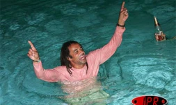 Samedi 1er juillet 2006 - 
Yannick Noah en tournée à La Réunion, laisse éclater sa joie après la victoire de La France contre le Brésil en quart de final de la coupe du monde de football