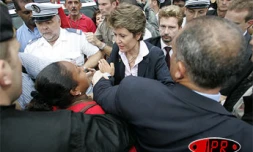 Vendredi 18 février 2005

Accueil à la fois chaleureux et chahutée pour la ministre de l'Outremer, Brigitte Girardin